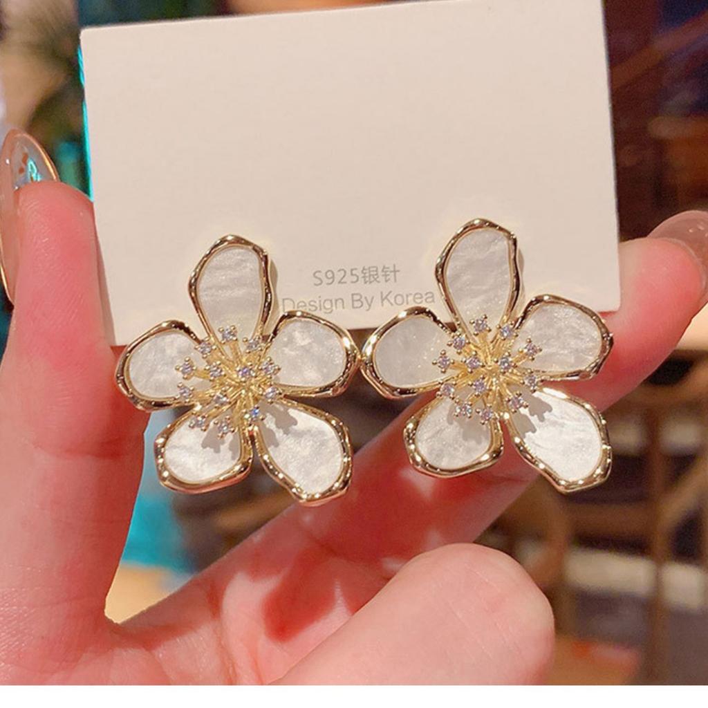 Temperament flower earrings women's niche design high-end light luxury earrings new trendy unique fashion stud earrings