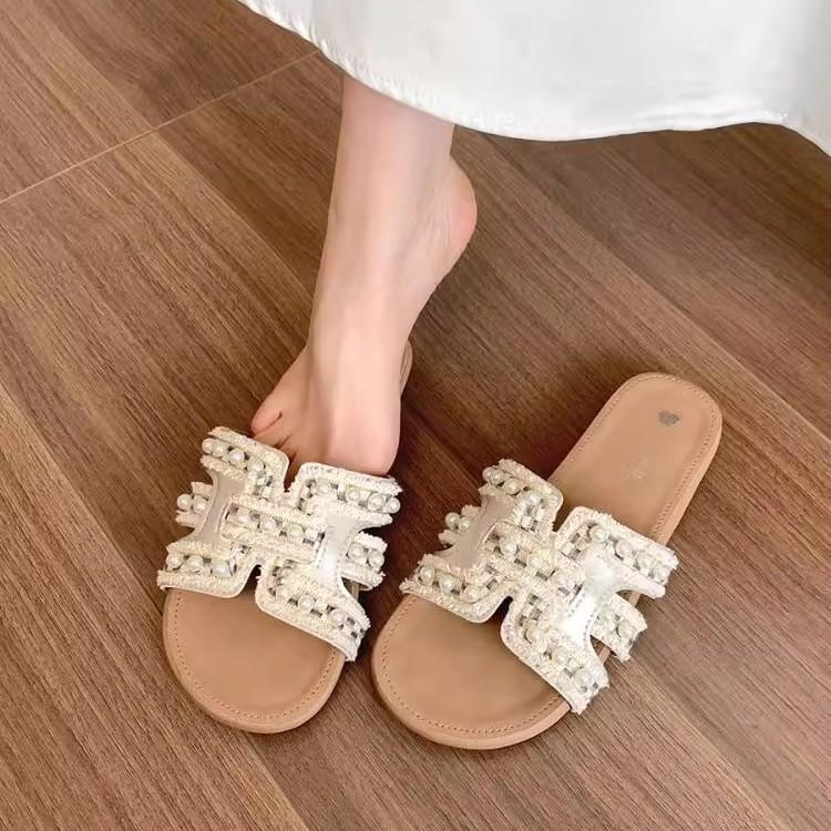 Xiaoxiangfeng Flat-bottomed Slippers Women's Summer 2025 New Outer Wear Fashion Pearl Soft-bottomed French with Skirt Cool Slippers