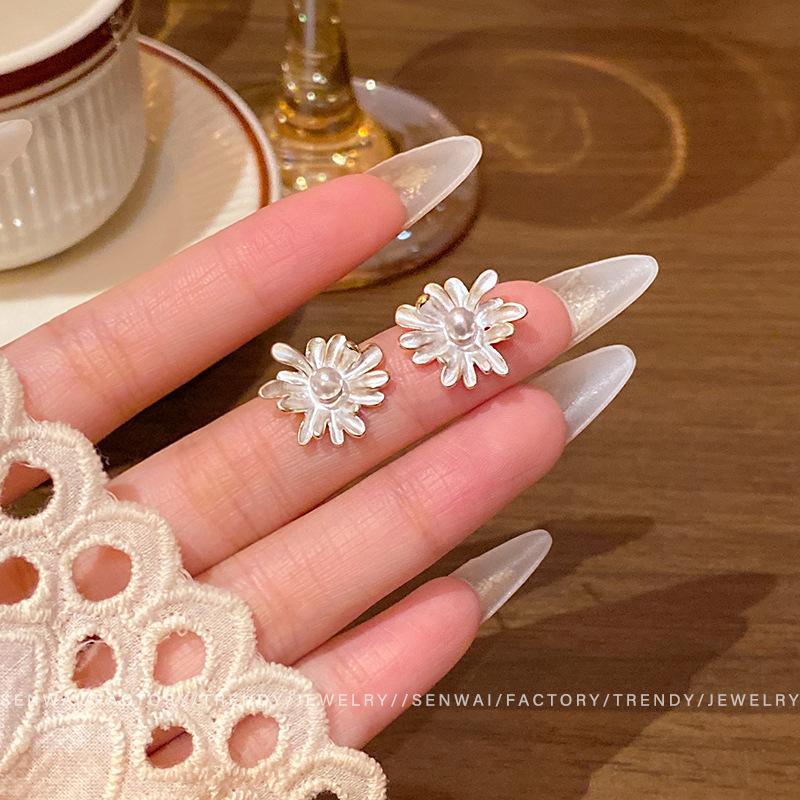 Жемчужно-белые серьги-гвоздики с цветами женские летние новые нежные серьги дизайнерский стиль милые серьги