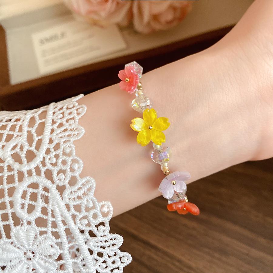 Elegant Resin Flower Bracelet: Colorful Floral Beads with a Luxurious Feel