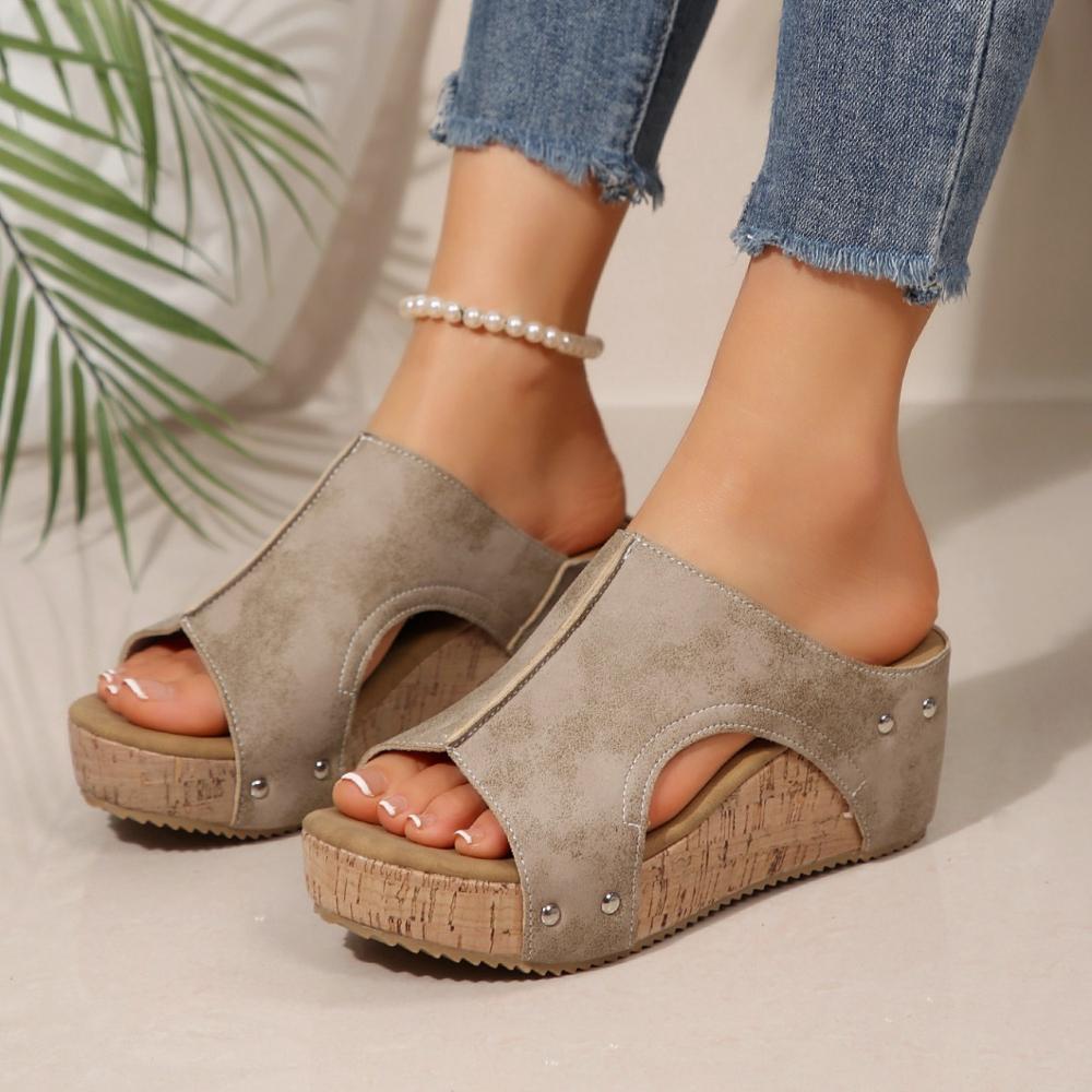 Fashion Women Slippers Comfortable Shallow Casual Outdoor Beach Slippers 2025 Summer New Fashion Wedges Casual Sandals for Women