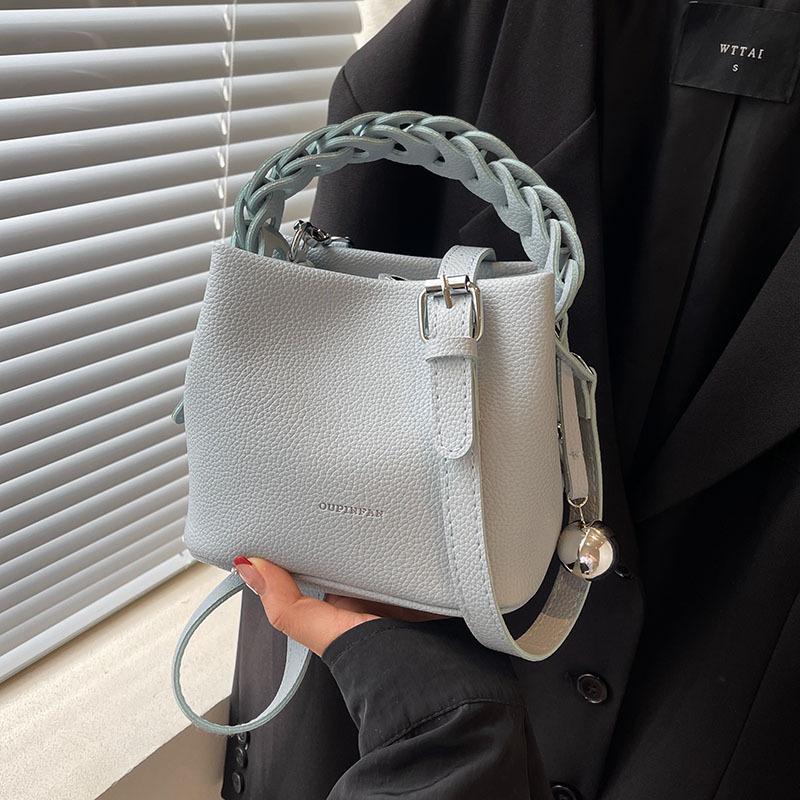2025 New Bucket Bag Woven Handbag Women's High-end Fashion Vegetable Basket Bag Single Shoulder Messenger Bag Small Bag