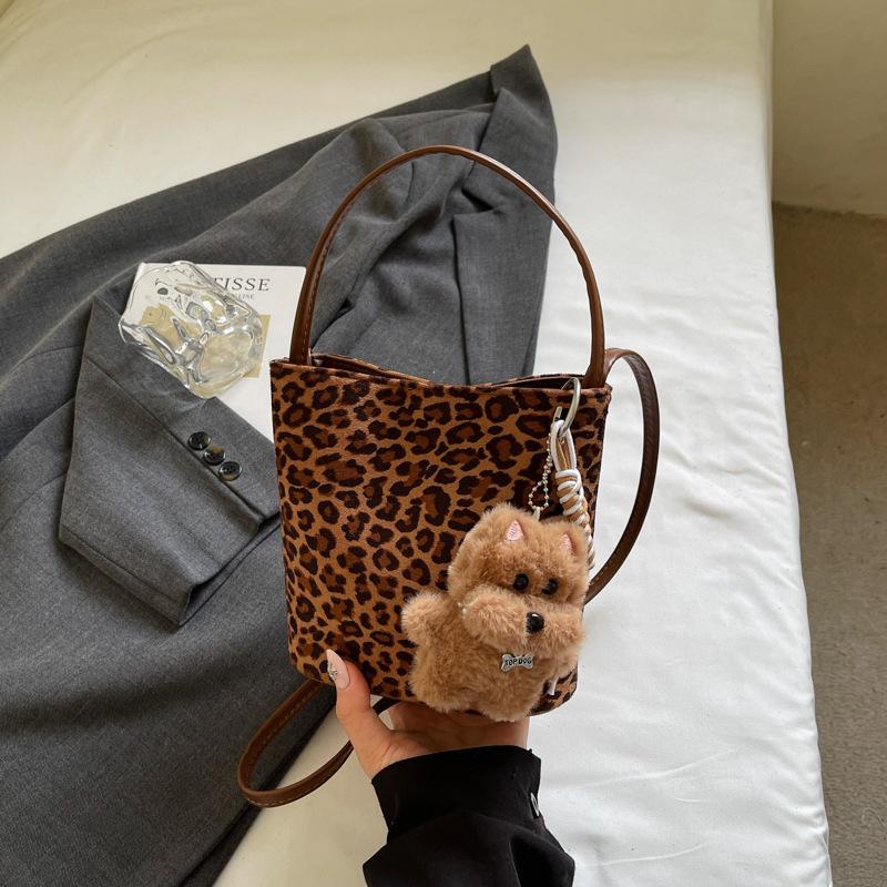 

Осень и зима ретро нишевая сумка-мессенджер с леопардовым принтом женская 2025 осень новая замшевая мода простая сумка-ведро no pendant цветной печати леопарда