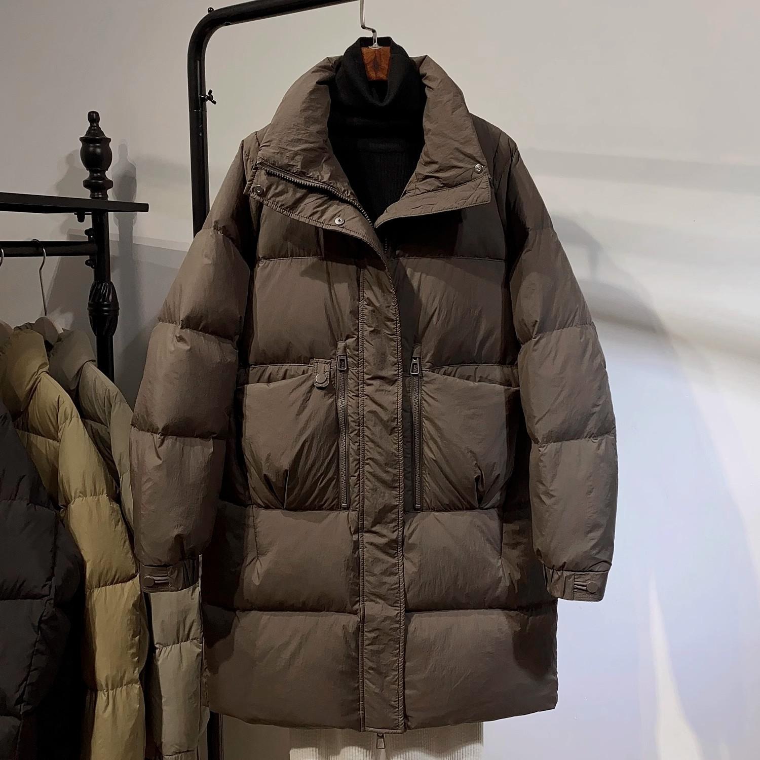 

2024 Новый пуховик женский средней и длинной длины утолщенный модный свободный воротник-стойка белый пуховик утиный пух европейский тренд зимней одежды L коричневый