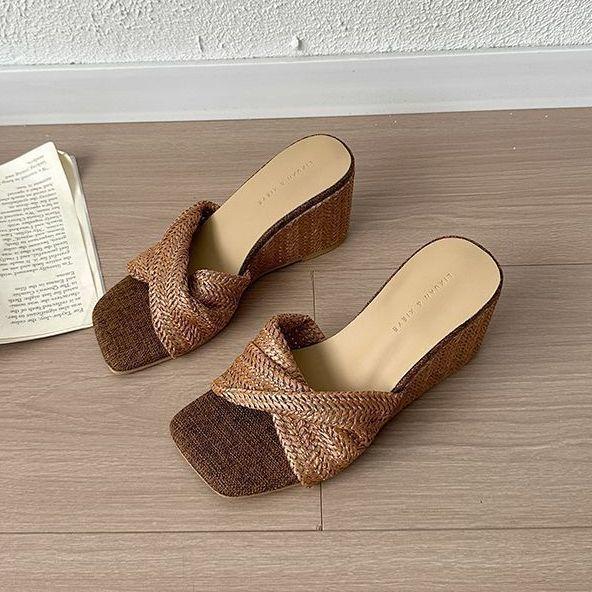 

Wedge heel one-word slippers women s 2025 new summer wear French woven versatile with skirt small cool slippers 40 коричневый