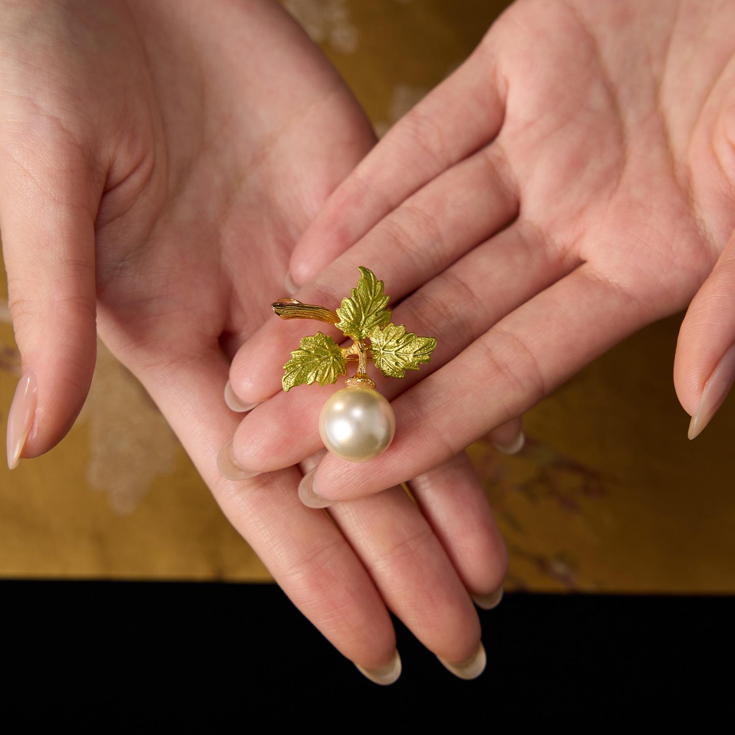 Crabapple Retro Brooch: Classic Light Luxury Shell Pearl Design, High-Grade Corsage Accessory Gift