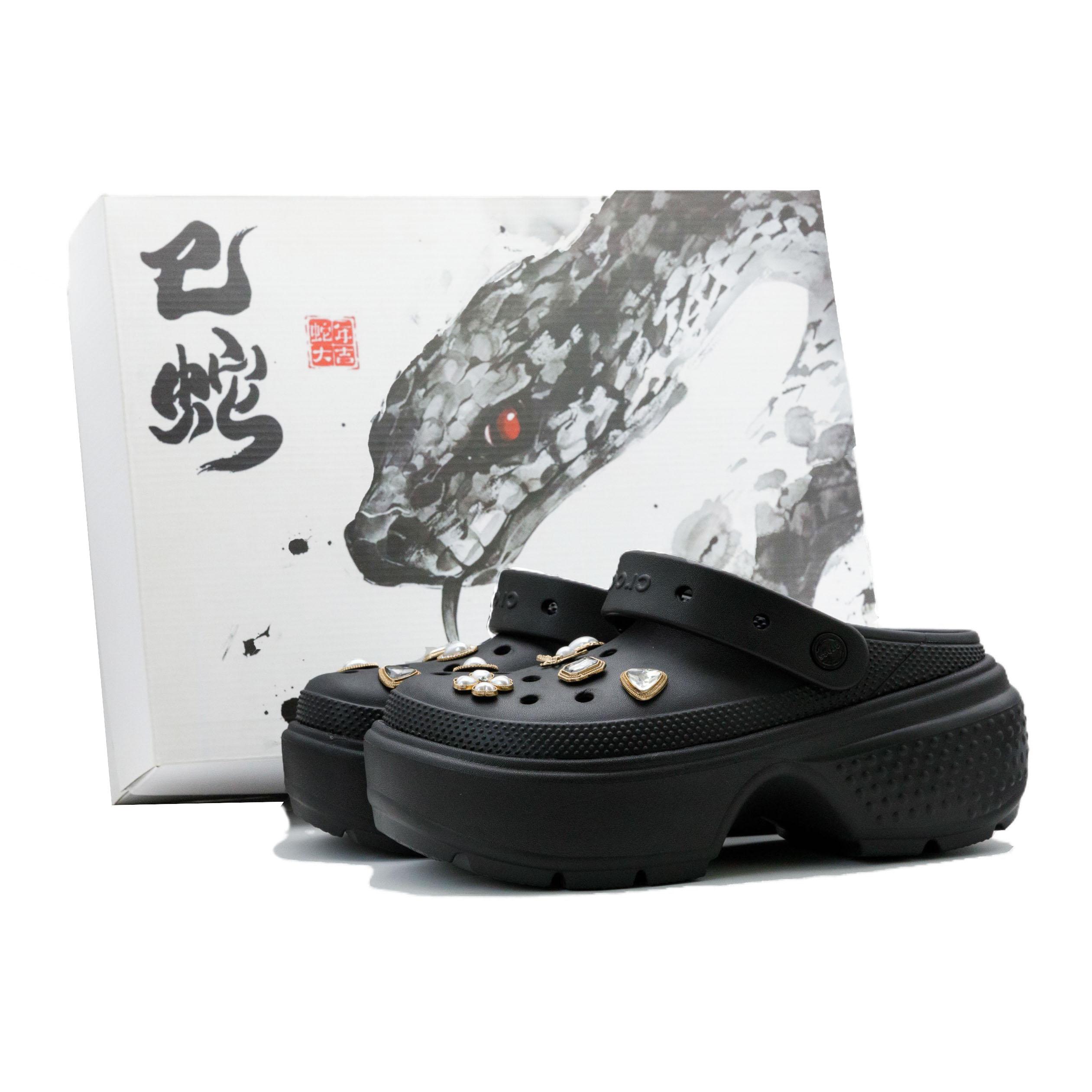 

Crocs Stomp EVA Простой Модный Тренд Повседневные Издание в Подарочной Коробке Обувь с Отверстиями Унисекс Черный 37-38