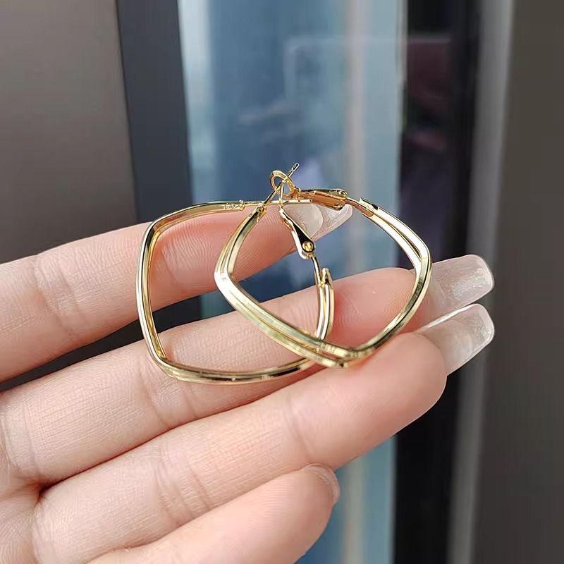 Trendy 2025 Korean Gold Statement Stud Earrings: Exaggerated, Stylish, Niche Design