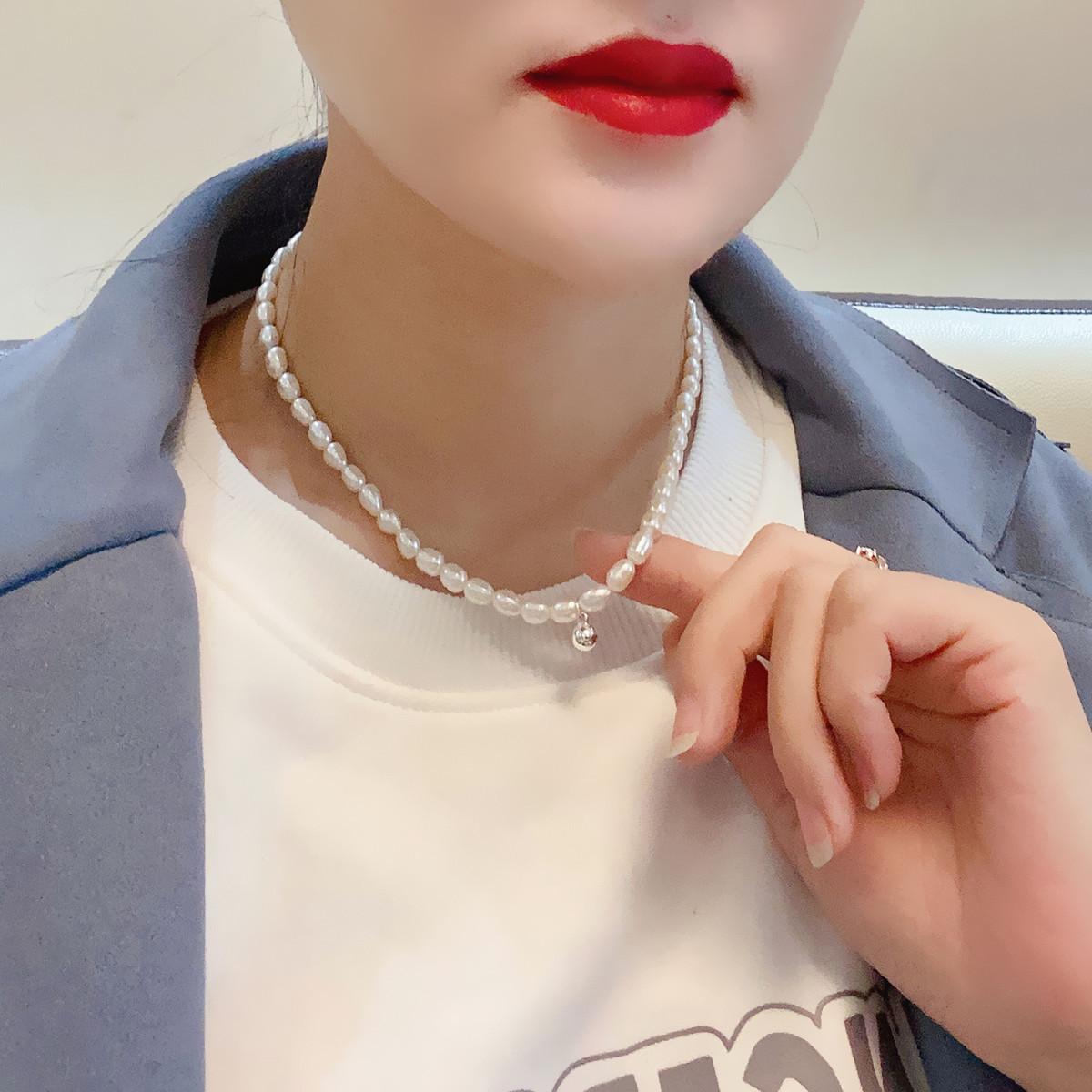 

Zhong *****, the same necklace, small rice grains, freshwater pearls, short niche design, collarbone chain, neck chain. срібний