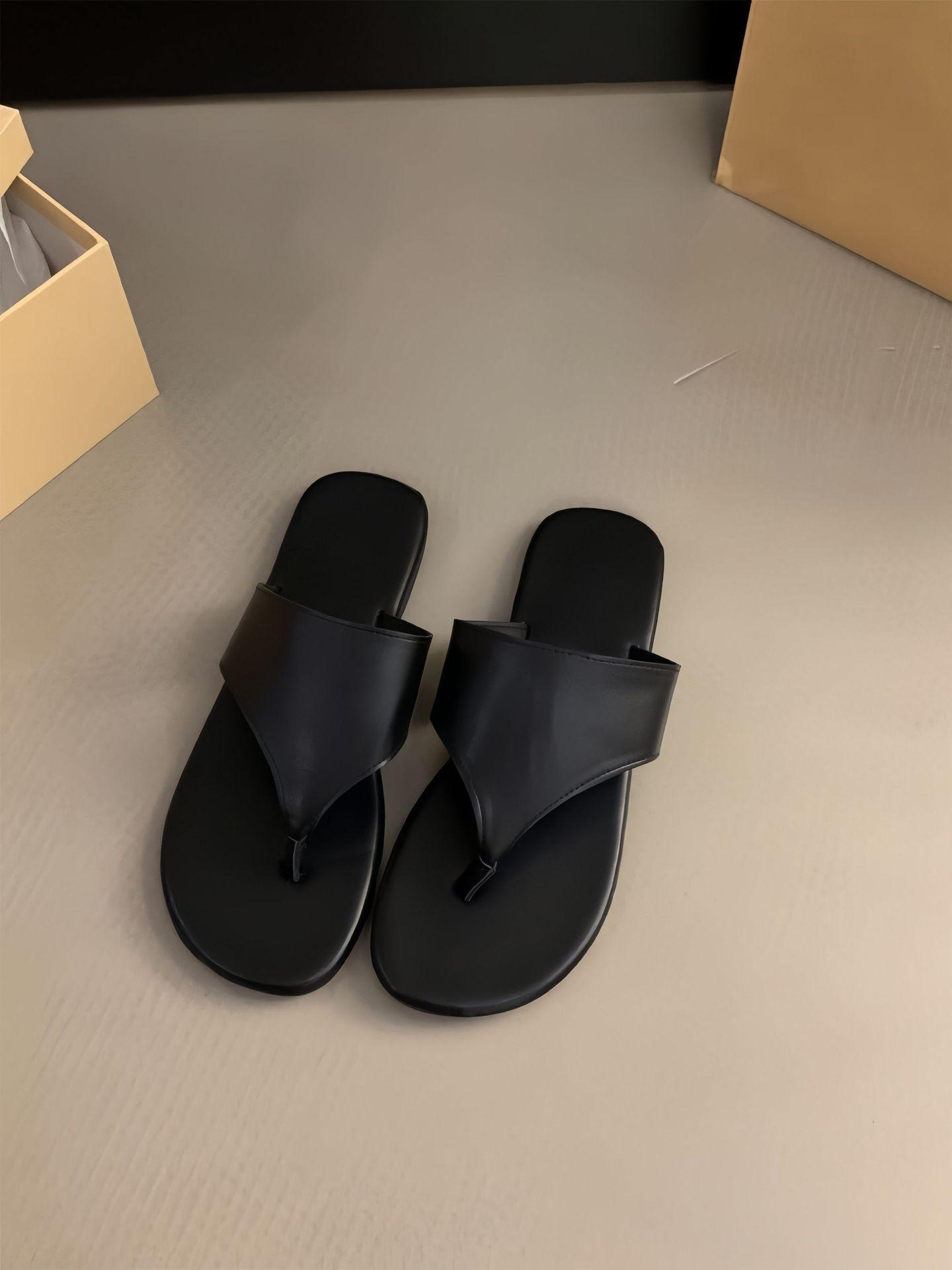 

Французские шлепанцы на плоской подошве, женская обувь, новинка 2024 года, серебристые босоножки на мягкой подошве, маленькие босоножки 40 чёрный