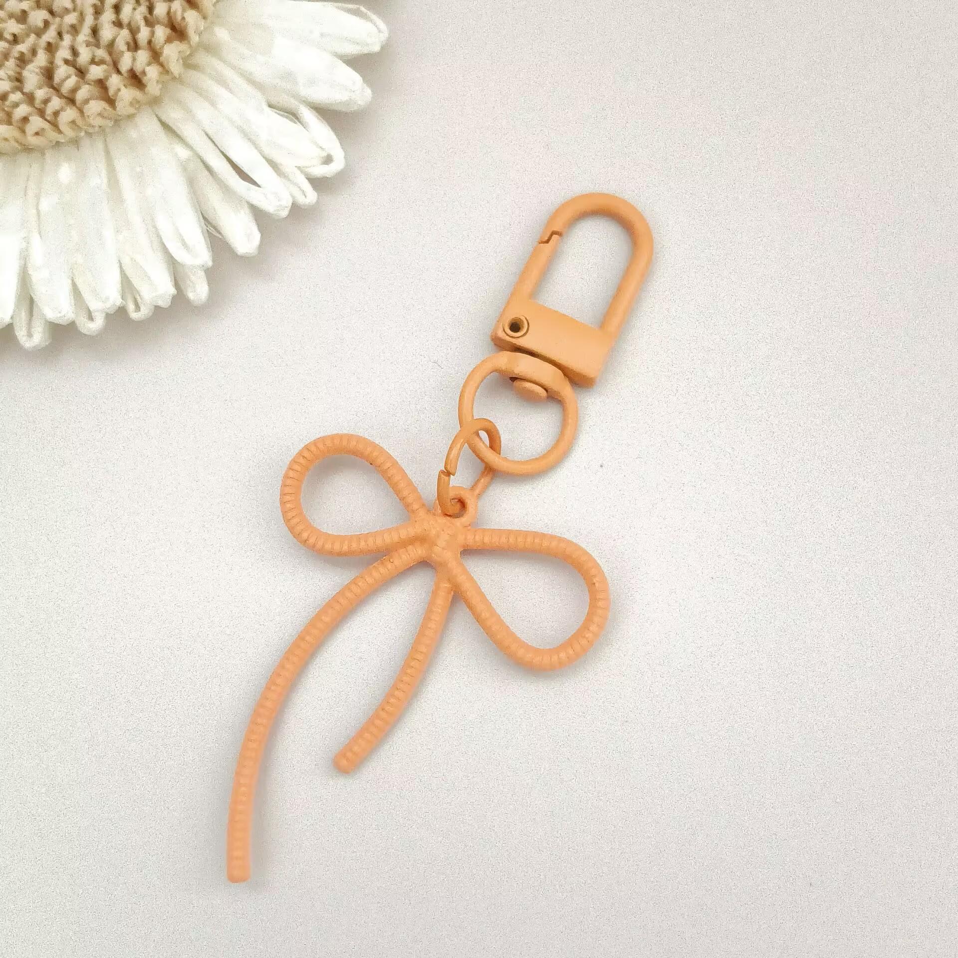 Ключница-подвеска и брелок для сумки  Беглянка Принцесса  из сплава с лентой и бантом