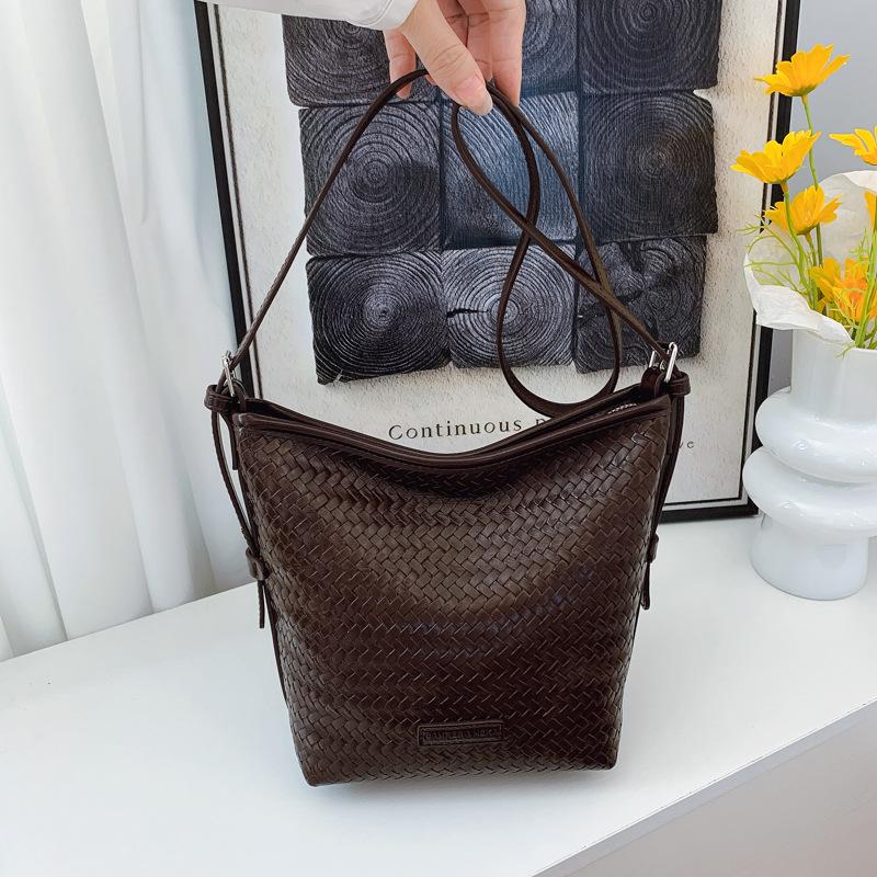 High-end niche bag women's new retro woven crossbody bag shoulder armpit bag