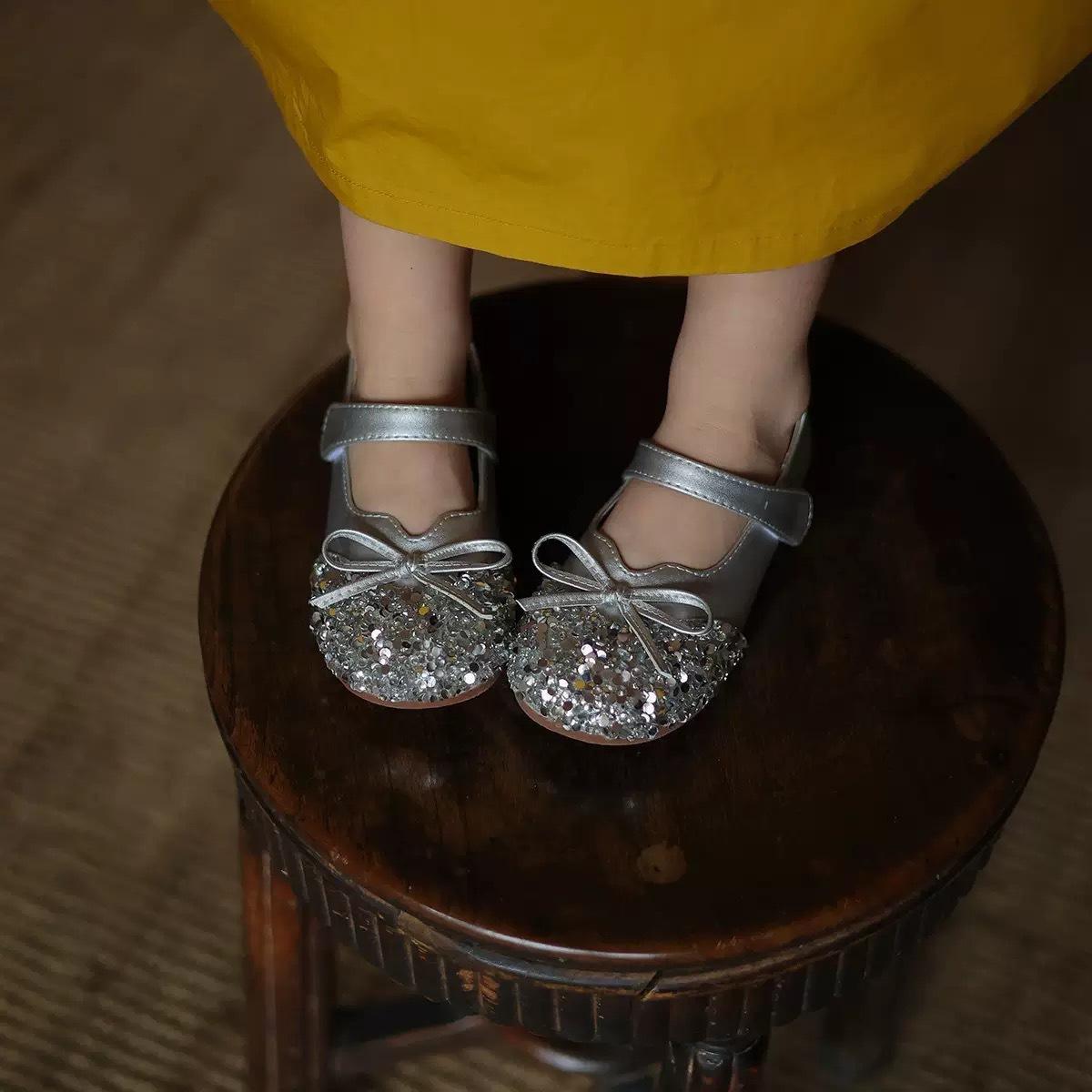 

Baby girl princess crystal shoes spring and autumn new children s soft-soled leather shoes foreign style flat-soled 2 to 5 year old single shoes chi 30 серебряный