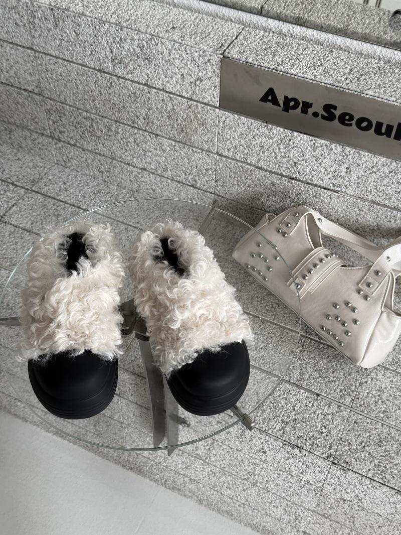 

2025 осень и зима новый оригинальный заказ внешней торговли японские INS трендовые мягкие милые из овечьей шерсти теплые легкие сумка голова толстая подошва женские тапочки 40 белый