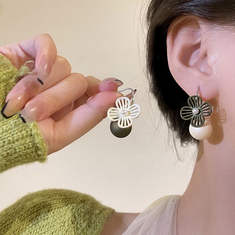 Boucles d'oreilles coréennes en argent S925 et perles en forme de fleur - Design polyvalent et élégant inspiré de la forêt