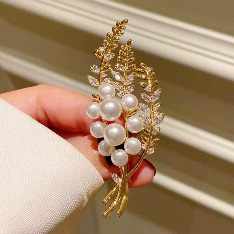 Elegant Pearl Brooch - High-End Minimalist Clothing Accessory