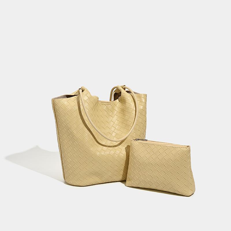 Korean version of casual soft leather tote bag women's texture woven shoulder bucket bag simple and versatile commuter underarm mother bag