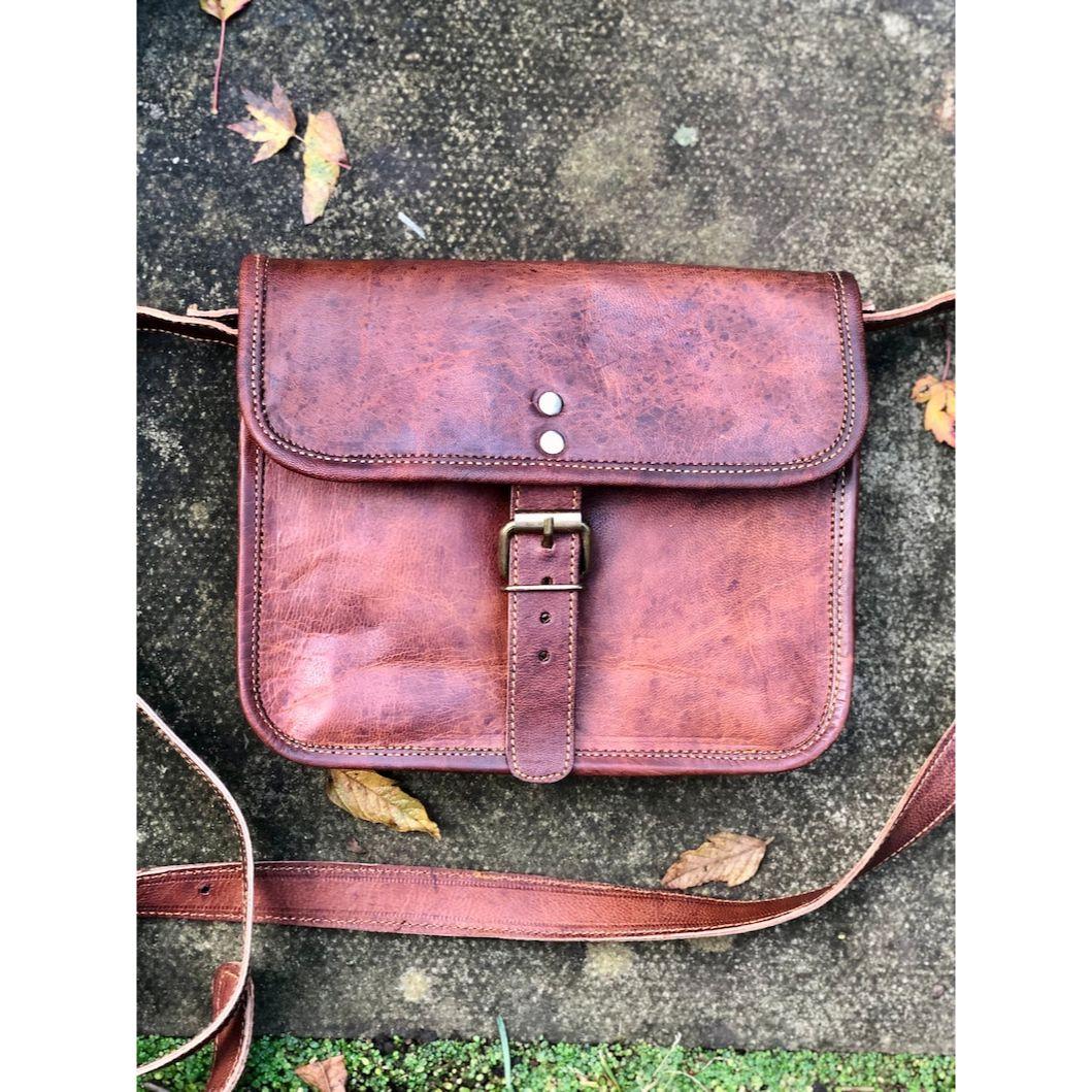 Маленькая коричневая кожаная сумка-почтальонка — фото 7