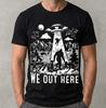 """We Out Here" Kryptid UFO T-Shirt - Lustiges Bigfoot Alien Grafik-T-Shirt"""