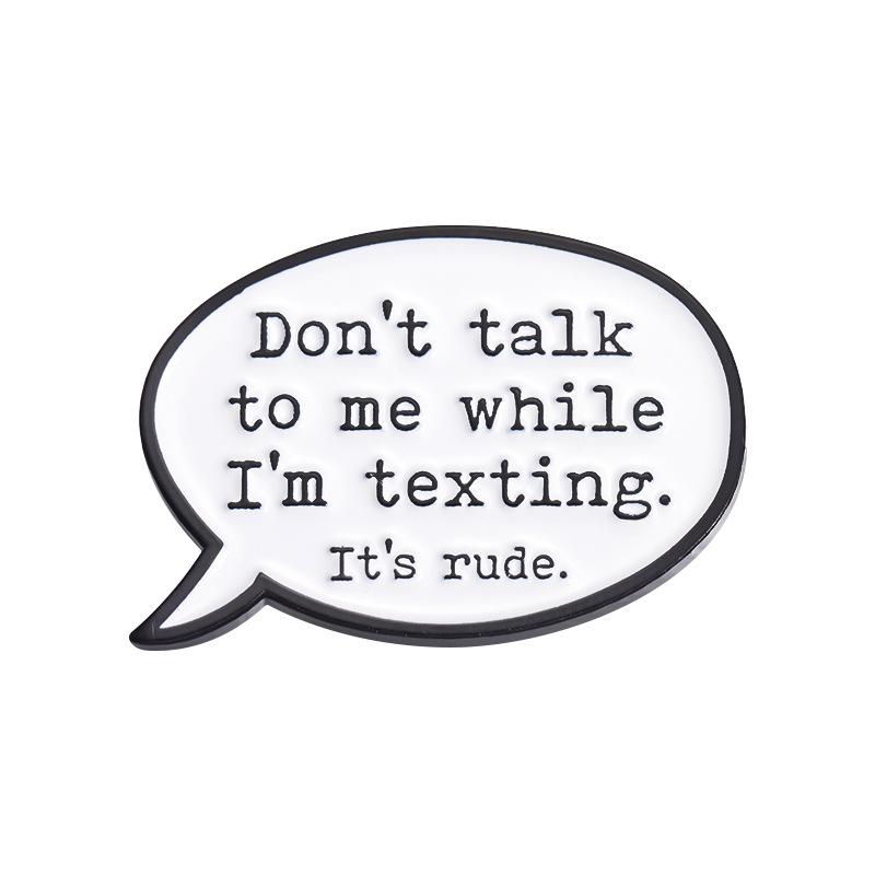 

Современная брошь из сплава с отличительным текстовым дизайном, идеально подходящая для эффектных украшений Весна 2024