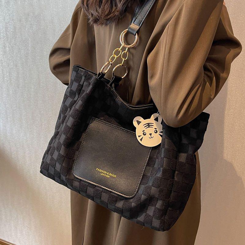 Autumn and Winter Large-capacity Versatile Texture Underarm Big Bag Women's 2025 New Trendy Autumn and Winter Foreign Style Commuting Tote Bag