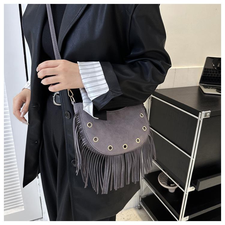 PU Leder Tasche Quaste Personalisierte frauen Tasche 2023 Neue Mode Niet Schulter Tasche Knödel Tasche Crossbody Mond Tasche