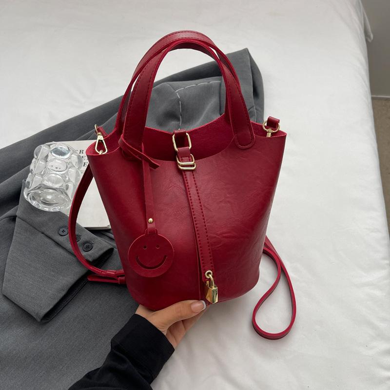 Niche Retro Shoulder Bag Women's Summer New Portable Bucket Bag Advanced Texture Commuter Versatile Messenger Bag Women's Bag