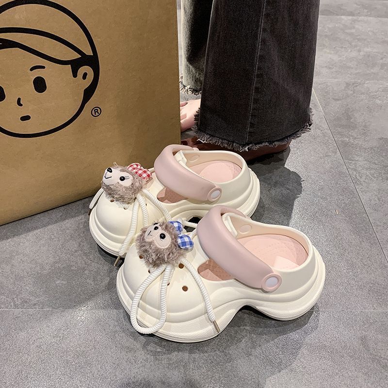 Stepping On Shit Feeling Small Man Thick-soled Cool Slippers Non-slip Slippers 2025 Sweet Cute Strap Doll Hole Shoes Women's Summer