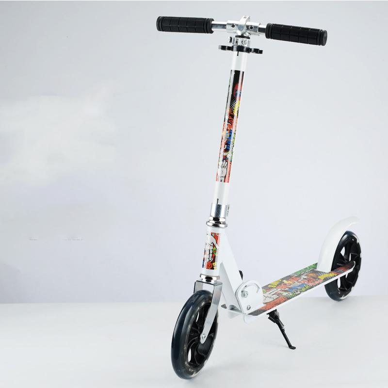 

Взрослые дети с двумя комплектами складывания Юные студенты за работой в кампусе для взрослых Расписания инструментов Детский самокат