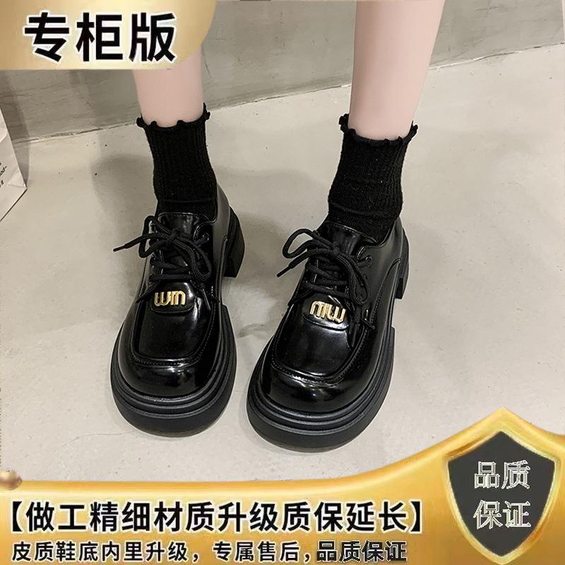 

Женские новые весенние туфли-лоферы на платформе-маффине на шнуровке на высоком каблуке с замком черные из маленькой кожи удобны и универсальны 38