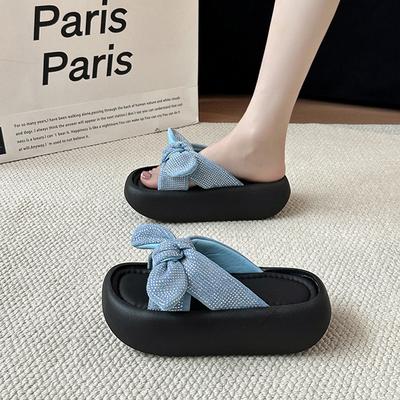 Version coréenne du sens du design de niche d'une seule traînée de mots femmes 2025 été nouveau nœud vêtement d'extérieur mode rehaussant cool pantoufles marée