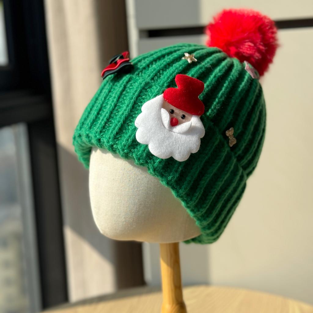 \nAutumn/Winter Santa Claus-themed red knitted hat for women with a large head circumference, which makes the face look smaller. It's a versatile,