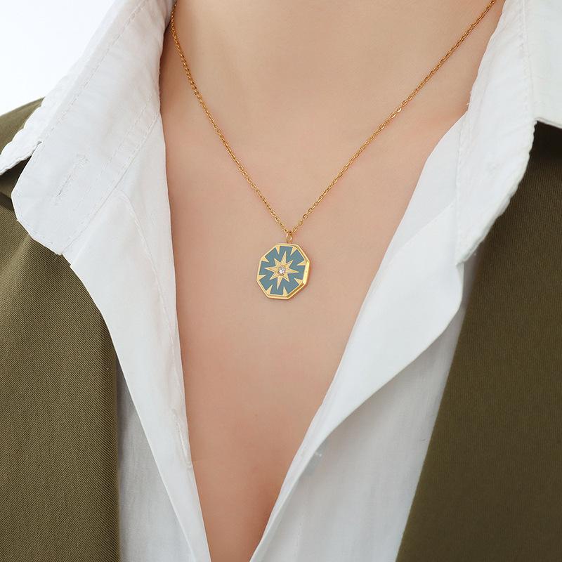 

Французское ретро невыцветающее ожерелье с подвеской в виде компаса в виде октаграммы и бриллиантов, титановая сталь с покрытием из настоящего золота 18 карат, цепочка на ключицу P093