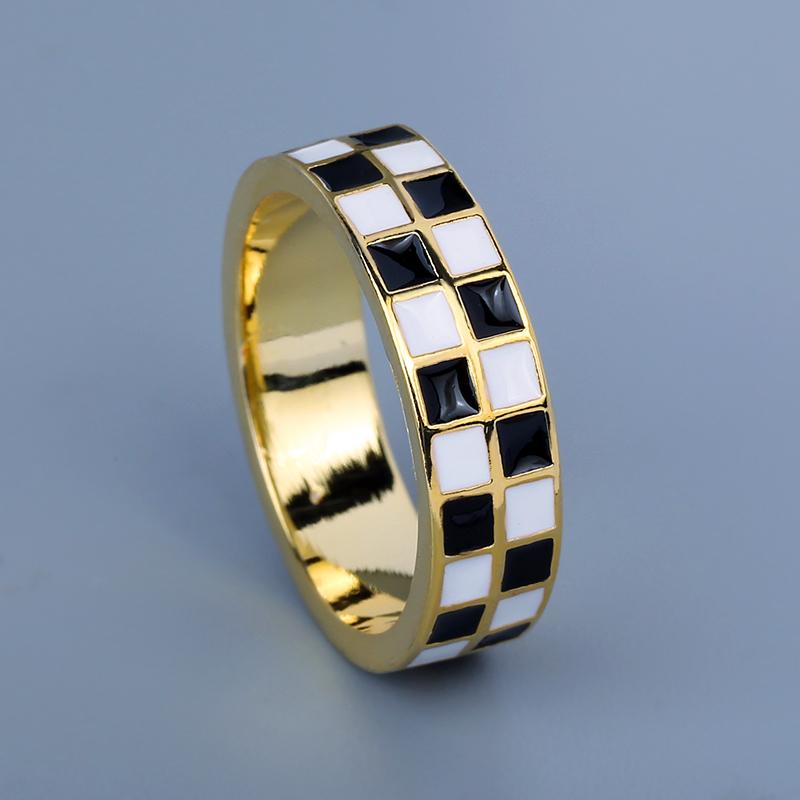 Exquisiter modischer Ring für Damen, Schwarz-Weiß-Ring, minimalistischer Schachbrett-Ring, handgefertigter Emaille-Party-Ehering