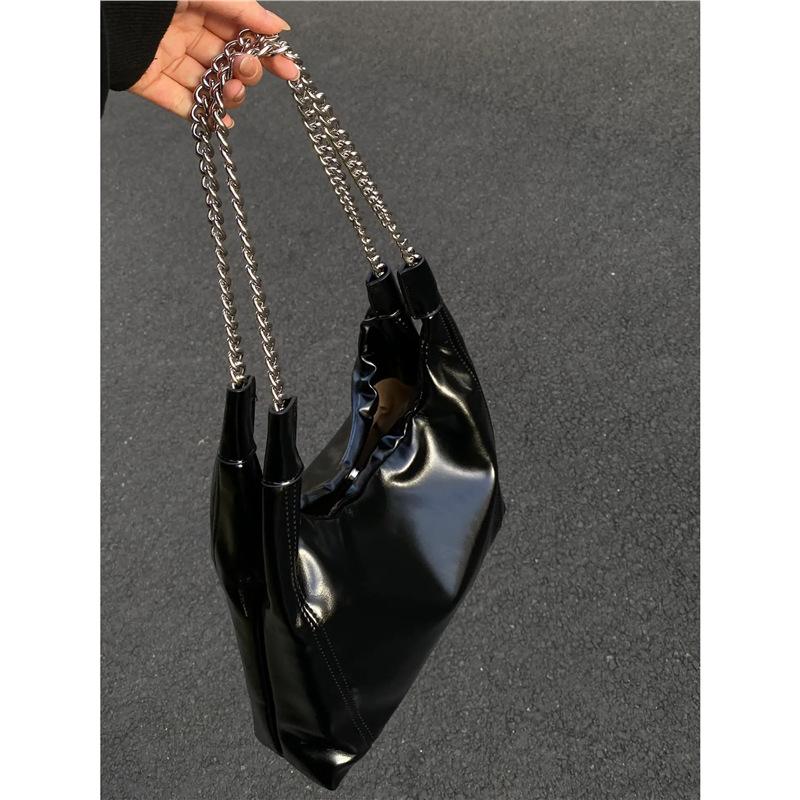 The Korean version of the blogger has the same sweet and cool soft leather chain tote bag 2025 new commuter large-capacity shoulder underarm bag.
