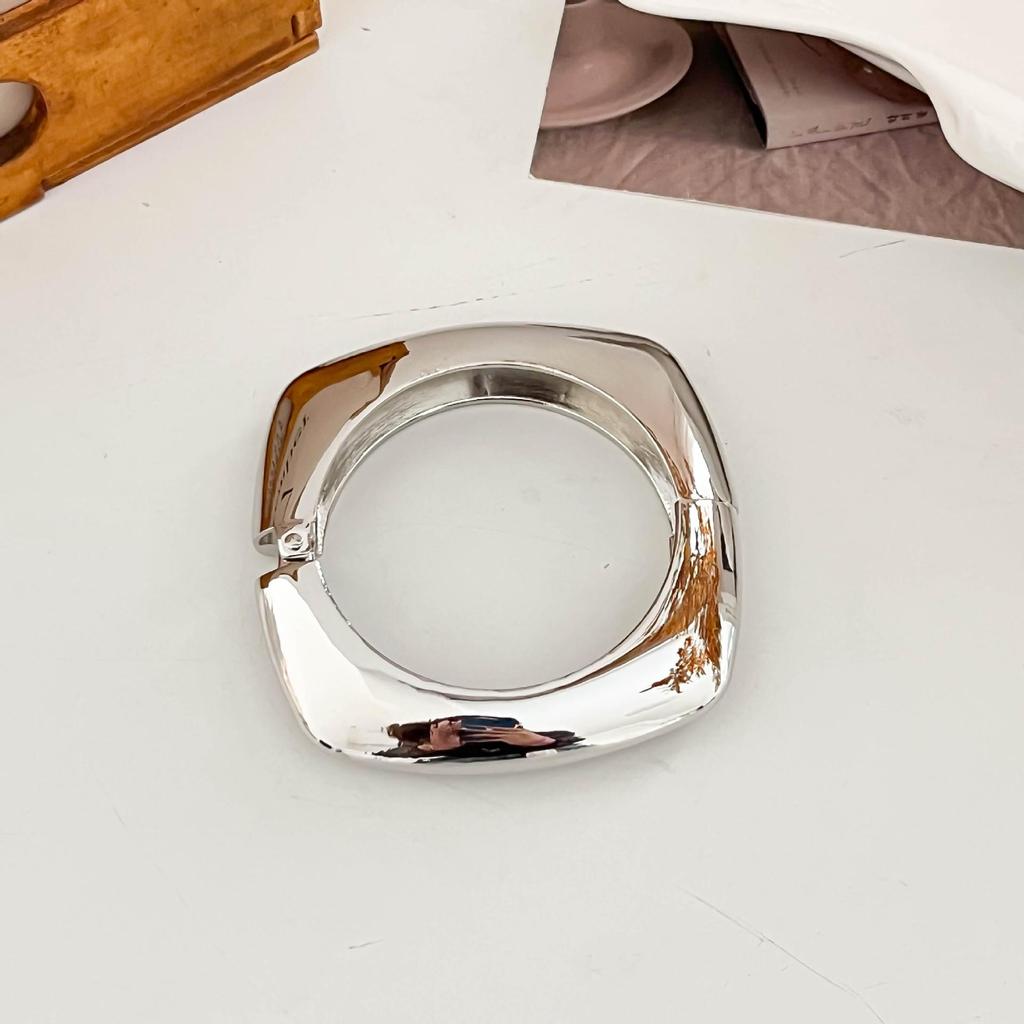 Interlocking Ring Open Bangle - European & American Light Luxury Design for Women