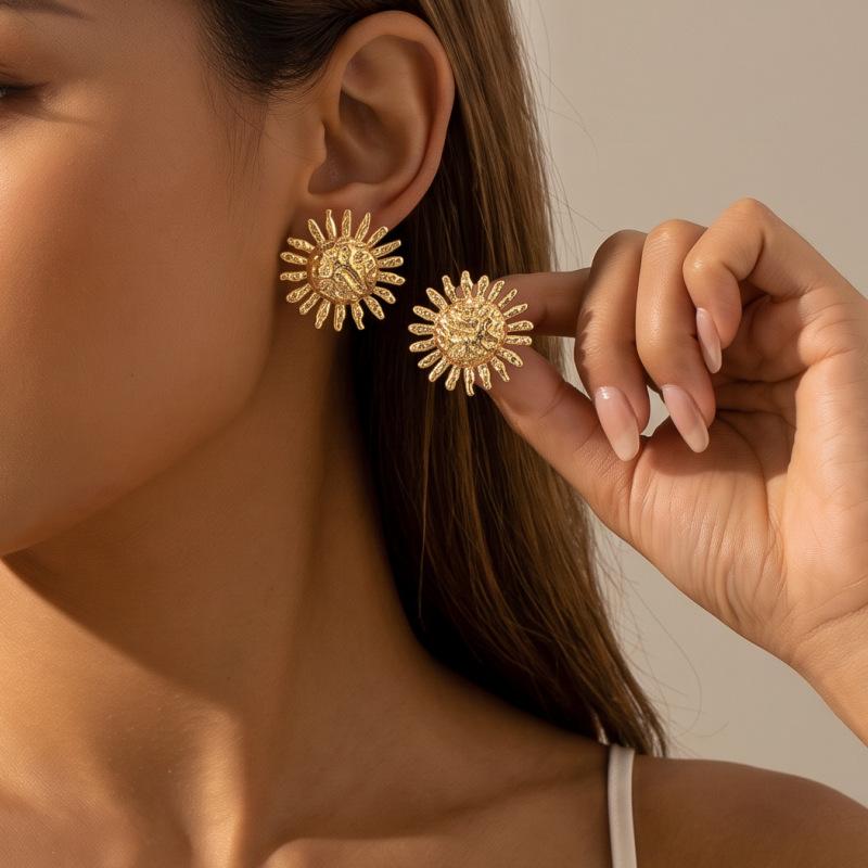French retro sunflower stud earrings for women, heavy industry hammer texture metal earrings, niche light luxury atmosphere earrings