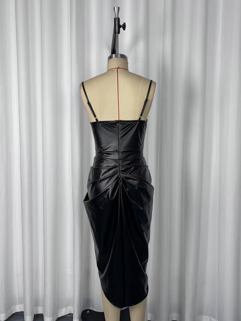 2025 Schickes Europäisches & Amerikanisches PU-Leder Spaghettiträger Raffierte Taille Schlitz Kleid