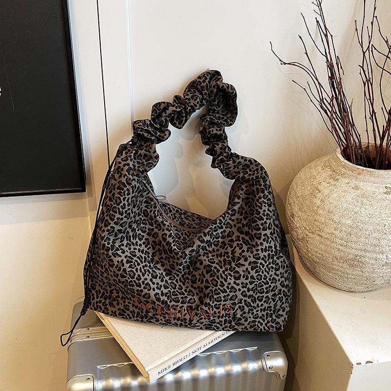 Slack large capacity leopard print bag new casual versatile messenger bag women commuter shoulder tote bag