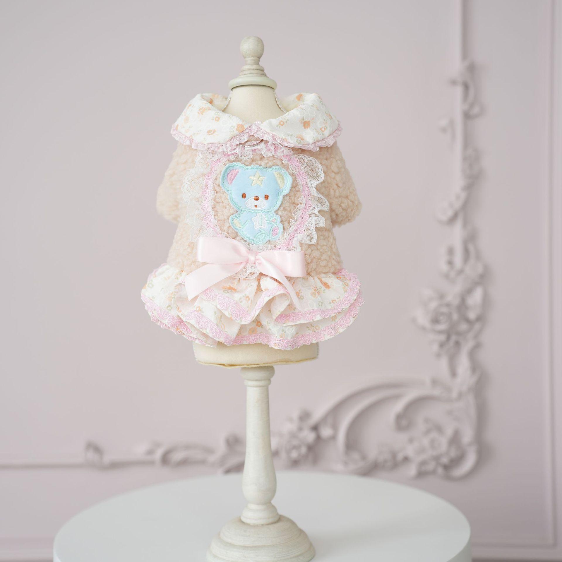 

Юбка из бархата с цветочным узором для домашних животных лучше, чем зимняя хлопковая одежда с изображением плюшевого мишки. Одежду для двуногой кошки можно натянуть. S