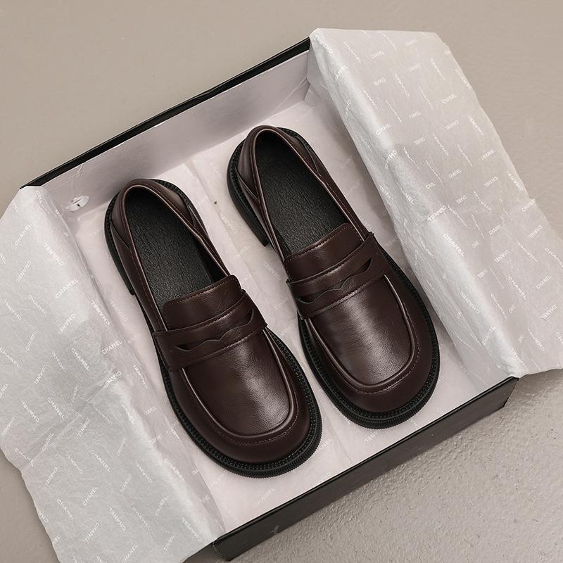 

Маленькие черные кожаные туфли женские толстые каблуки осень и зима новые модели туфли на толстом каблуке на одной педали с круглым носком две женские туфли 42 темно-коричневого