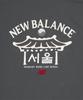 New Balance Seoul Giwa Exklusives Kurzarm-T-Shirt (HOLZKOHLE)