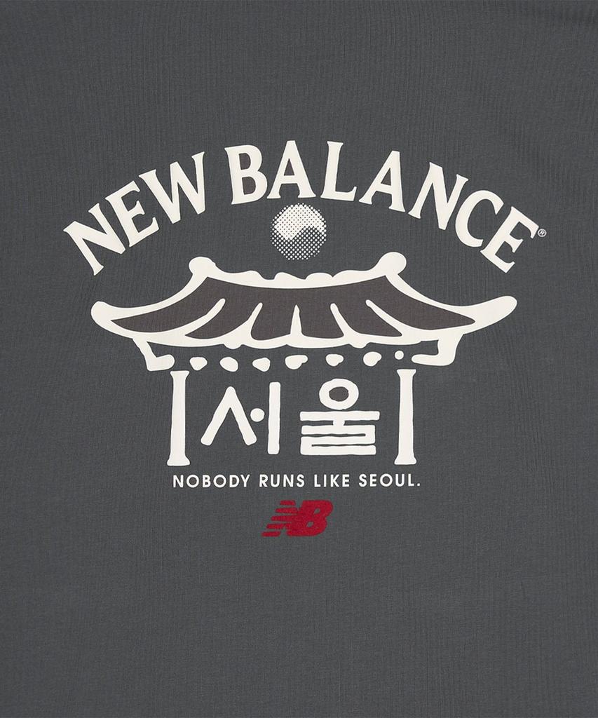 New Balance Seoul Giwa Exklusives Kurzarm-T-Shirt (HOLZKOHLE)
