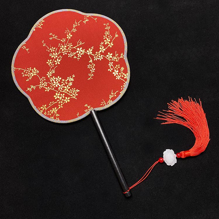 Éventail rond en soie rouge Hanfu ancien, orné d'un long pompon, pour la mariée.