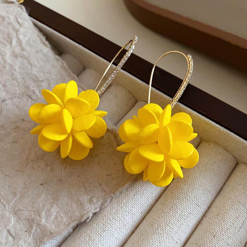 Super fairy yellow mesh flower earrings 2025 new seaside vacation style stud earrings niche high-end temperament earrings