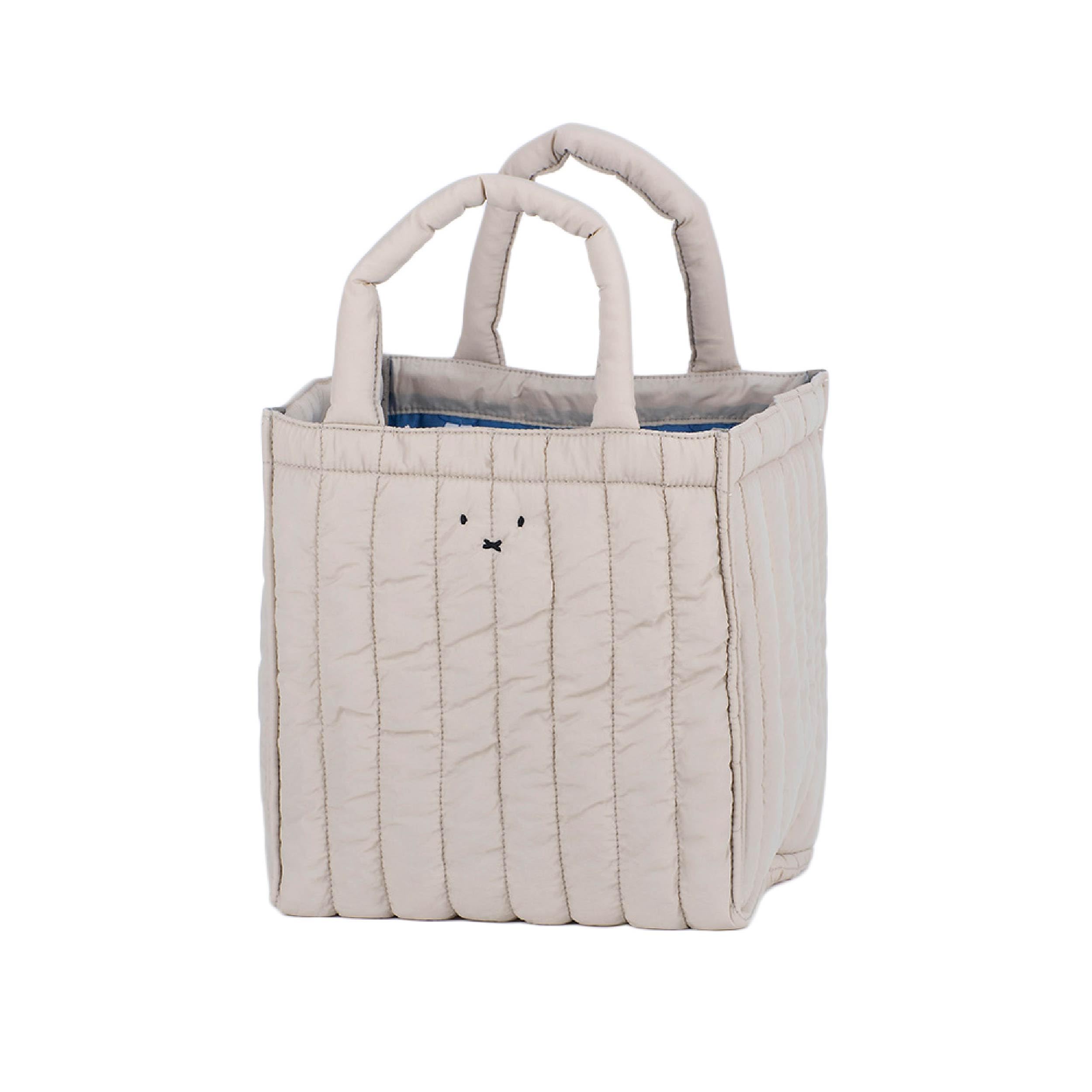 

Квадратная стеганая сумка-тоут Dick Bruna Miffy, идеально подходит в качестве боковой сумки, сумки для ланча или маленькой сумки для ланча. Характеризуется легкой основой и дизайном «МАРГАРИТКА».