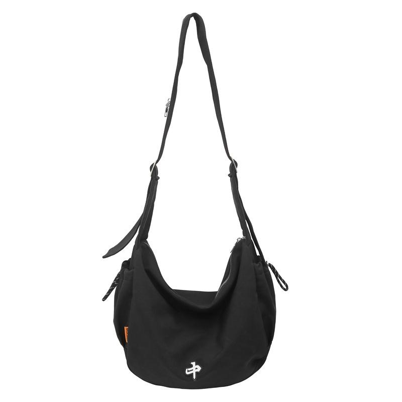 Hua'er and Xiao have the same casual trendy brand dumpling bag, women's sports cycling messenger bag, and boys' large-capacity shoulder bag.