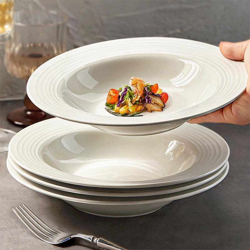 Sada dvou 8,75palcových čistě bílých rýhovaných keramických jídelních talířů na těstoviny/západní jídla