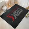 """SBK Generations Teppich mit kräftigen Buchstaben und rotem Pfeil-Design"" Geeignet für die Verwendung als Anti-Rutsch-Matte für Wohnzimmer, Schlafzimmer und Sofas"""
