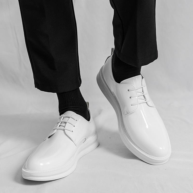 Outono 2025 novos sapatos de couro envernizado pontiagudos brilhantes com cadarço tamanho grande sapatos casuais de negócios para vestir sapatos masculinos
